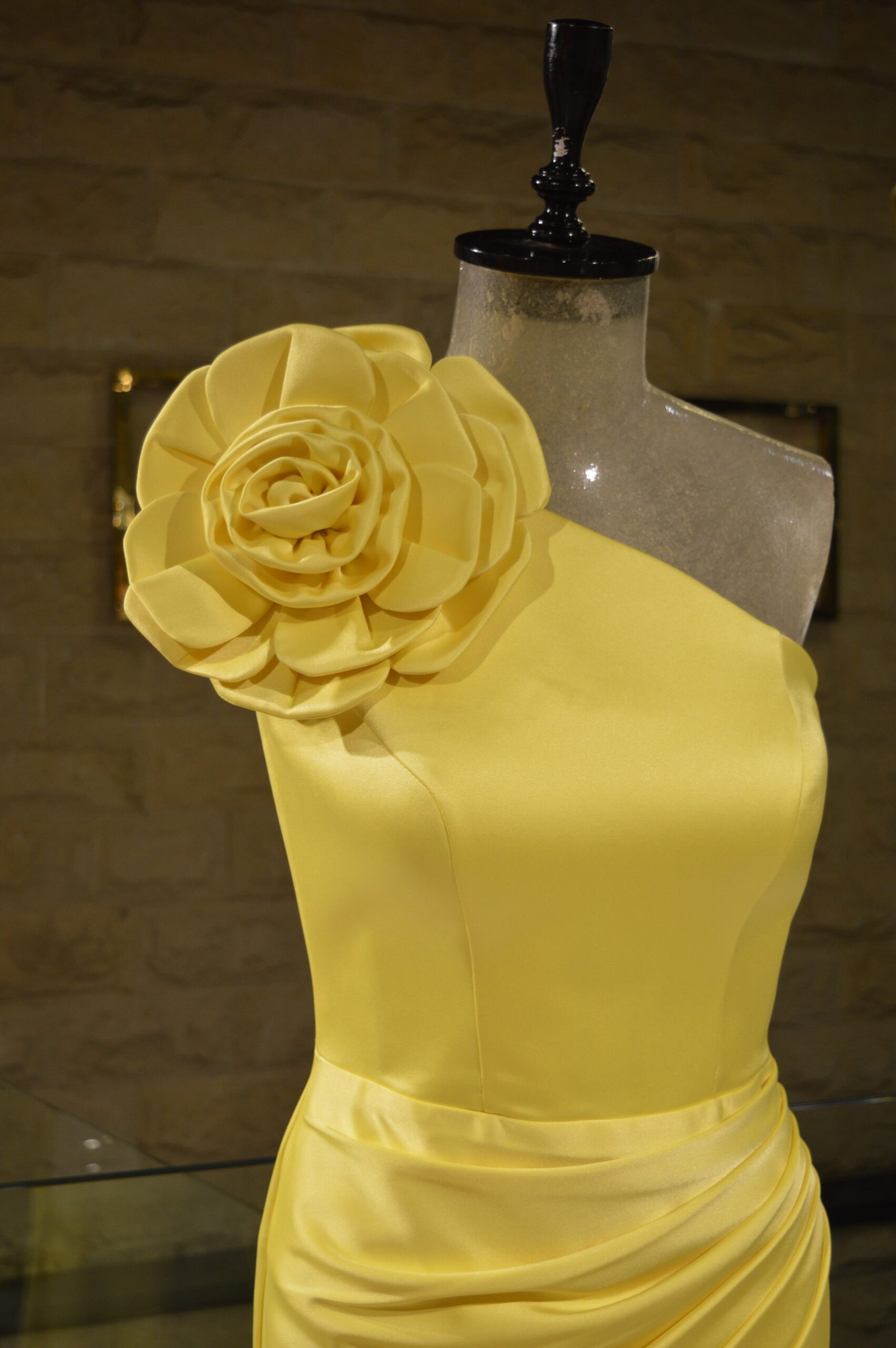 Simple Yellow One-Shoulder Dress with Floral Accent - Image 4