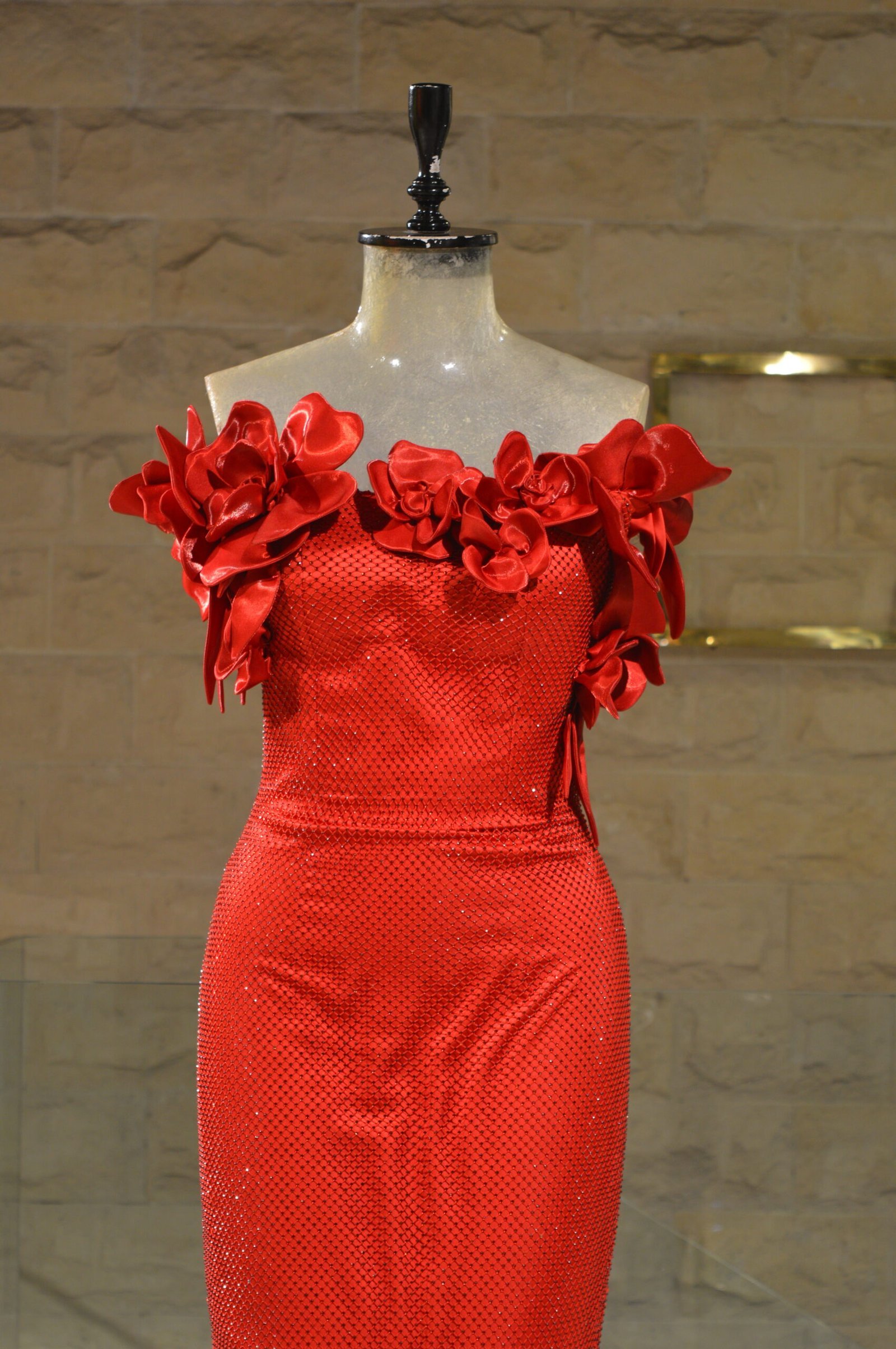 Sleeveless Red Dress with Floral Collar - Image 4